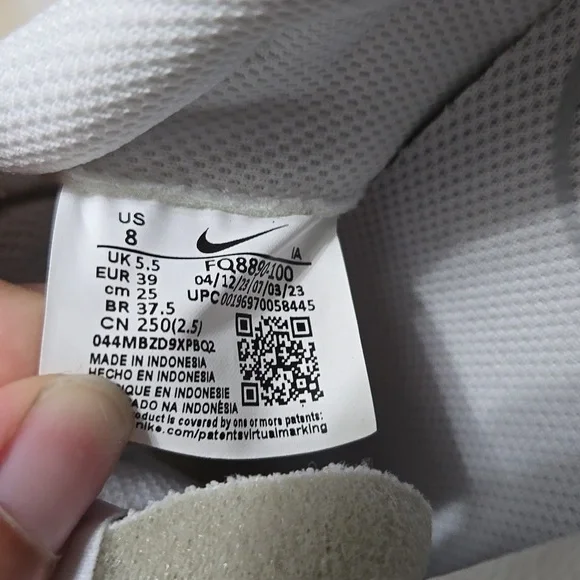 NWT Nike White and Green Athletic Shoes - Picture 6 of 7